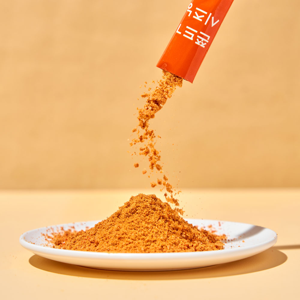 접시에 시즈닝을 부어 담는 모습